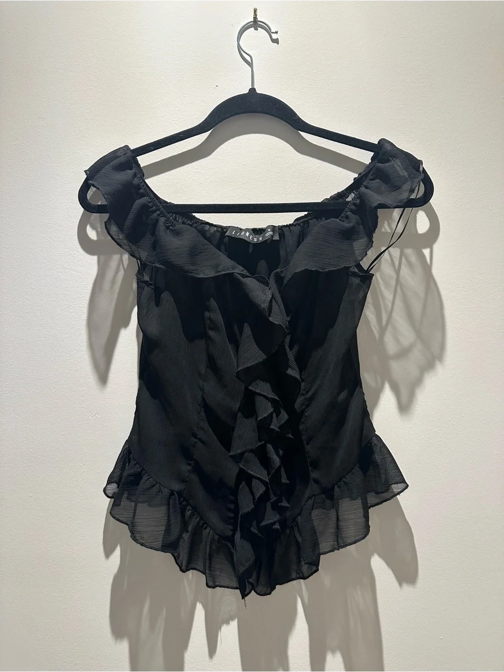 Timeless Ruffle Top in Onyx
LIONESS - Picture 5 of 6